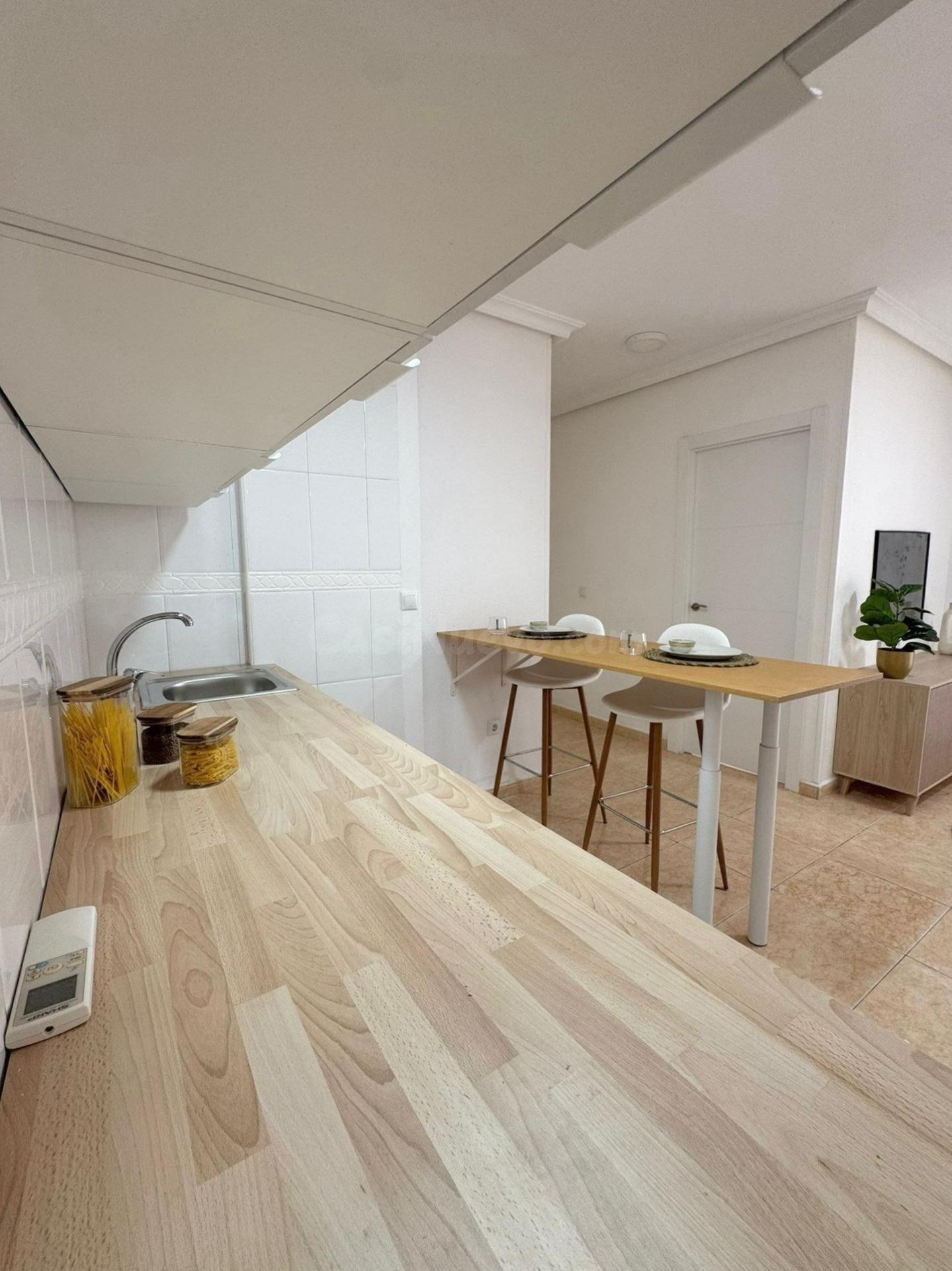 Apartamento reformado de 2 dormitorios con balcón en Torrevieja - foto 5