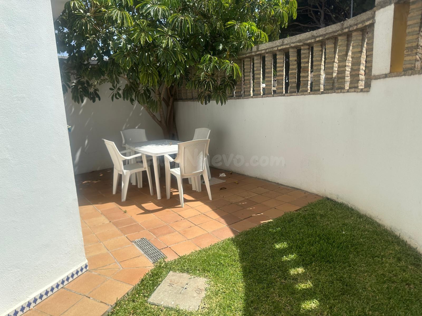 Adosado a 850 metros de la playa de La Barrosa con plaza de garaje - foto 3