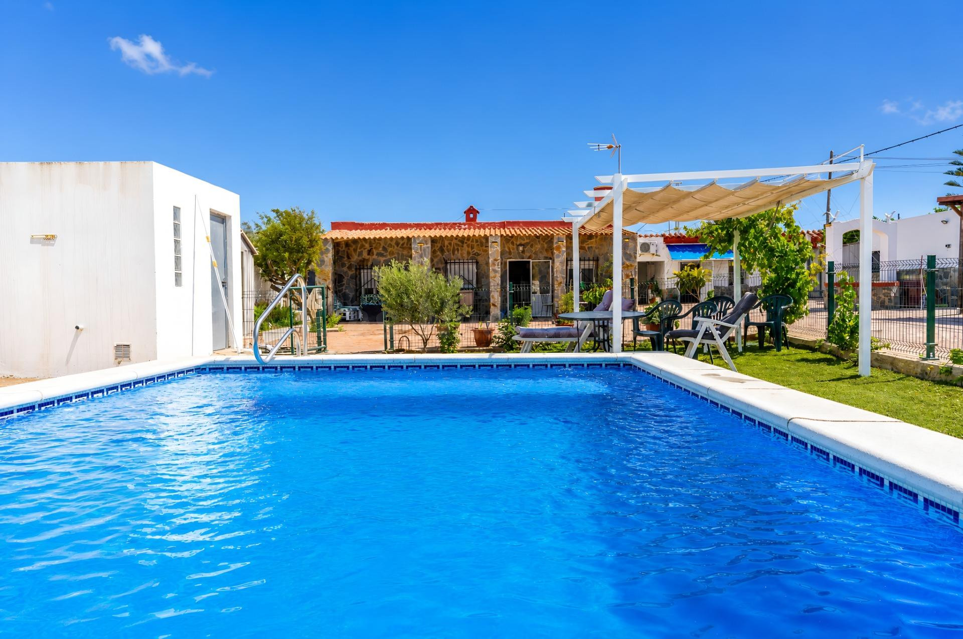 Chalet con piscina y apartamento independiente en parcela de