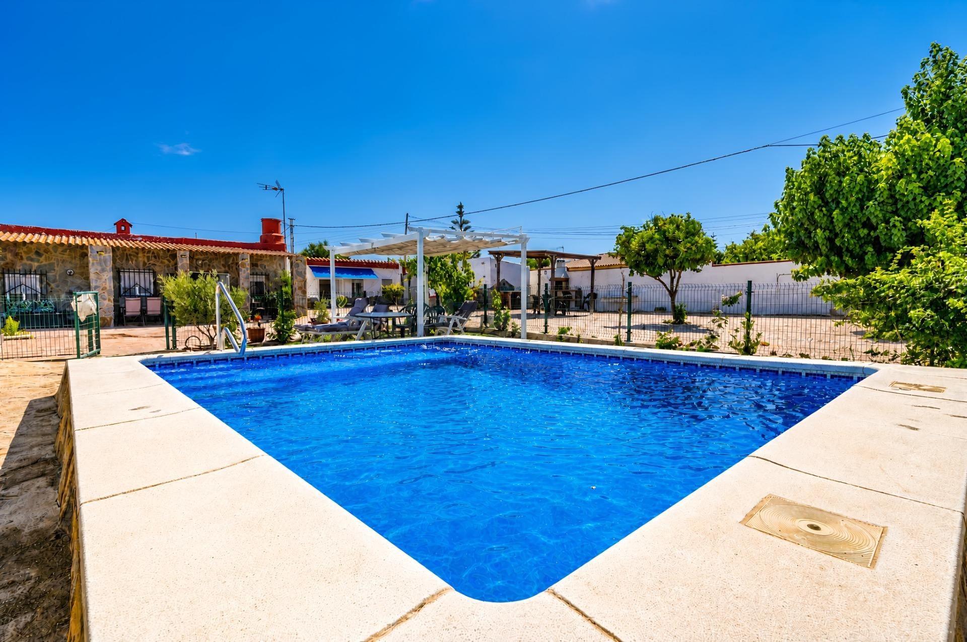 Chalet con piscina y apartamento independiente en parcela de - foto 2
