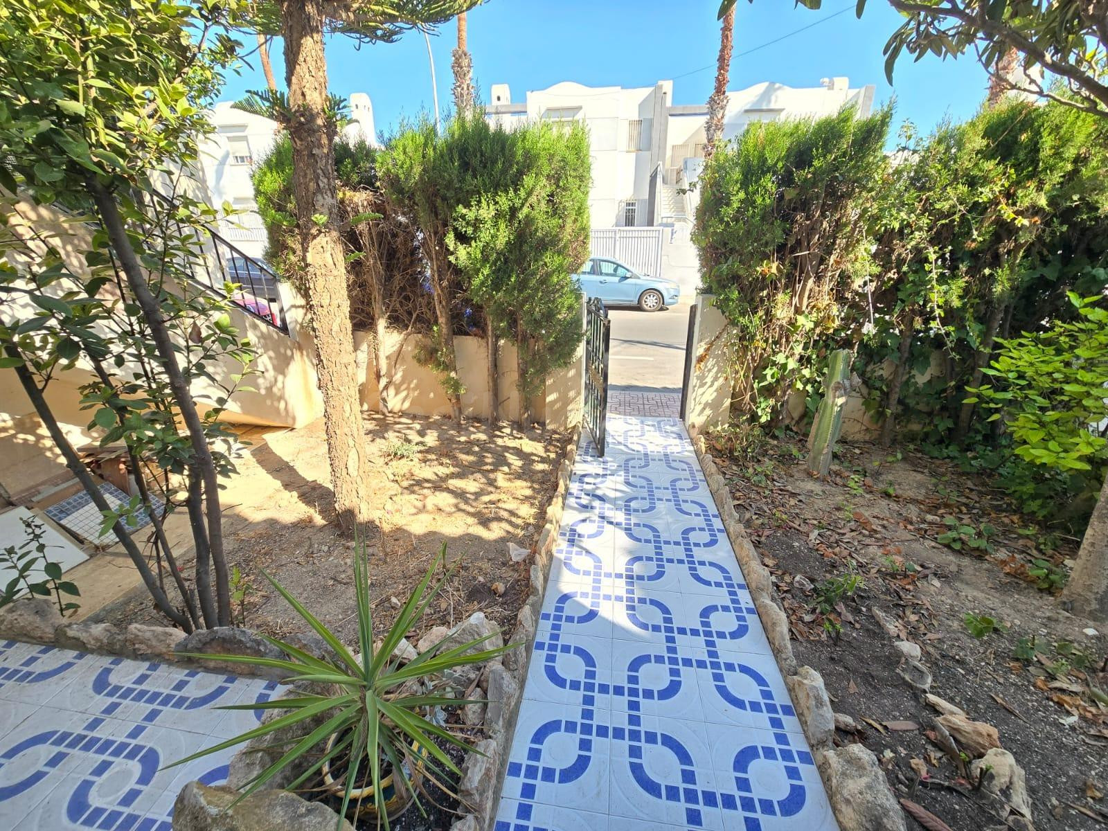 Bungalow en Planta Baja con Gran Jardín y Piscina en Torrevieja ☀️ - foto 2
