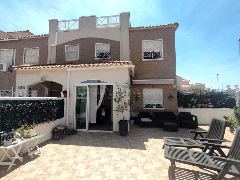 Disfrute del Sol en su Oasis Privado: Adosado en Torrevieja