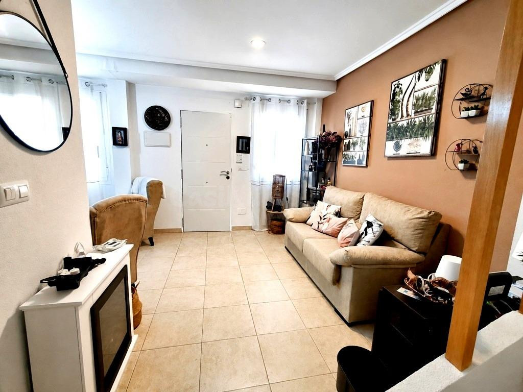 Disfrute del Sol en su Oasis Privado: Adosado en Torrevieja - foto 5