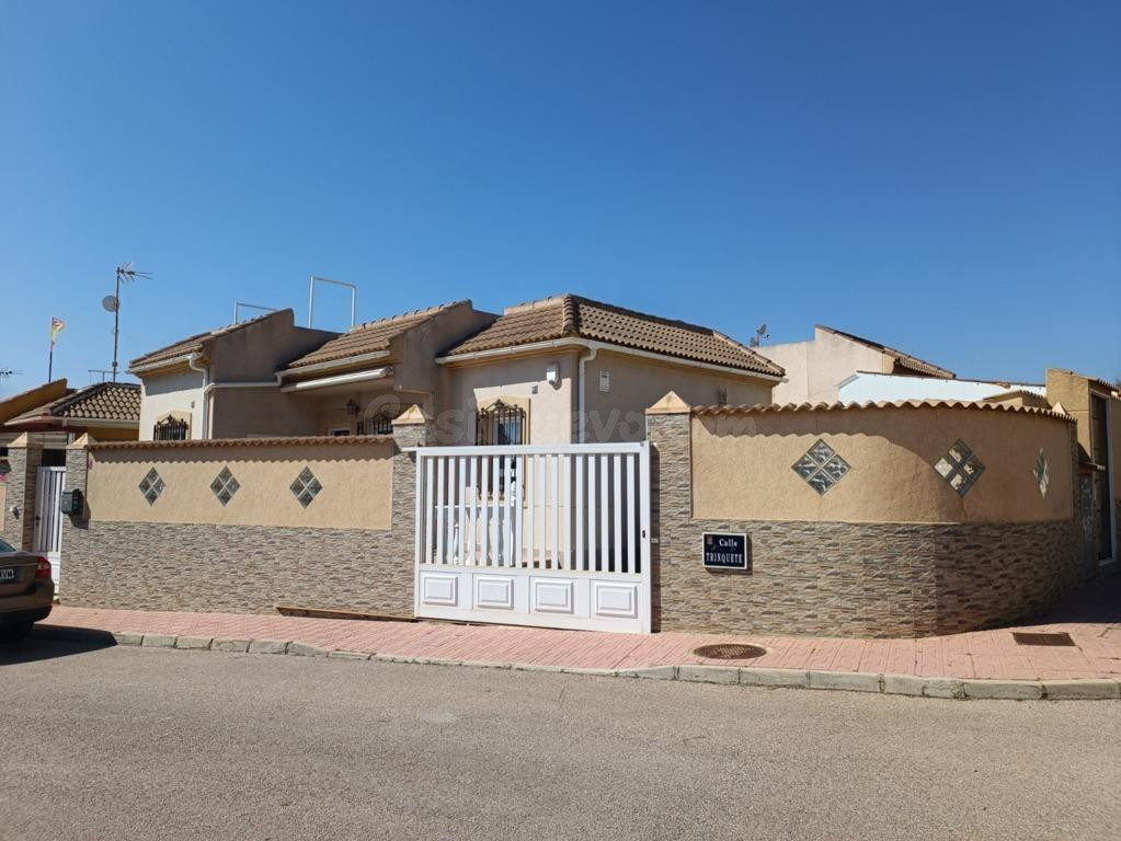 Encantador Chalet en Los Frutales, Torrevieja - Ideal para Vivir - foto 2