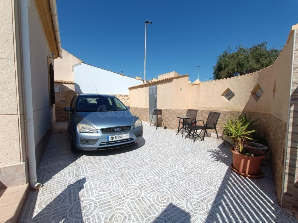 Encantador Chalet en Los Frutales, Torrevieja - Ideal para Vivir - foto 4