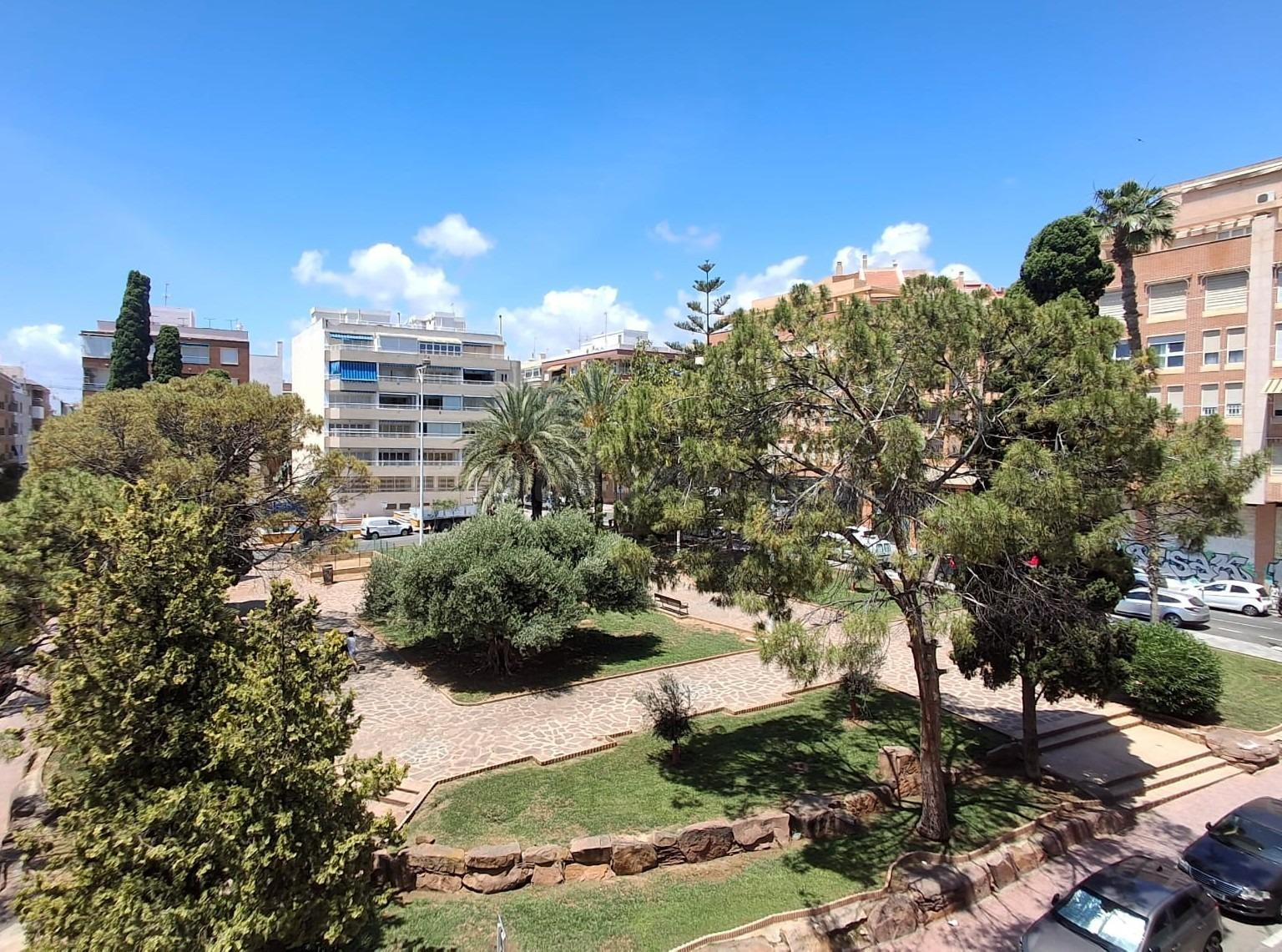 Apartamento reformado con vistas al parque en la Plaza María Asunción