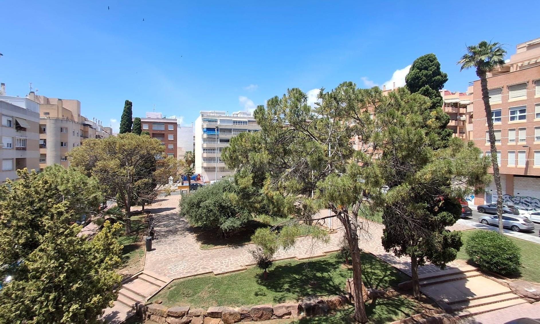 Apartamento reformado con vistas al parque en la Plaza María Asunción - foto 2