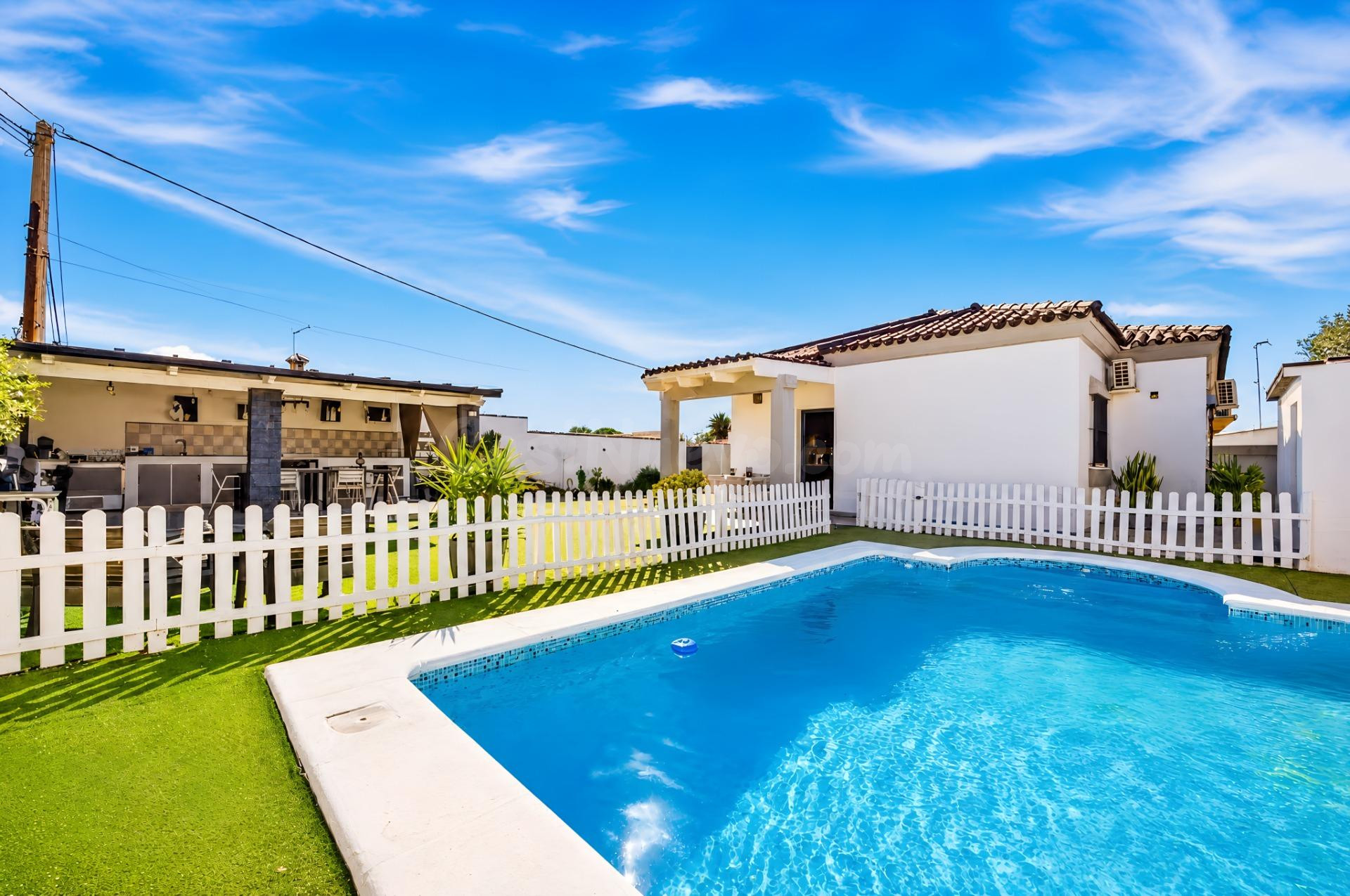 Tu paraíso privado en el Pinar de los Franceses: chalet con 