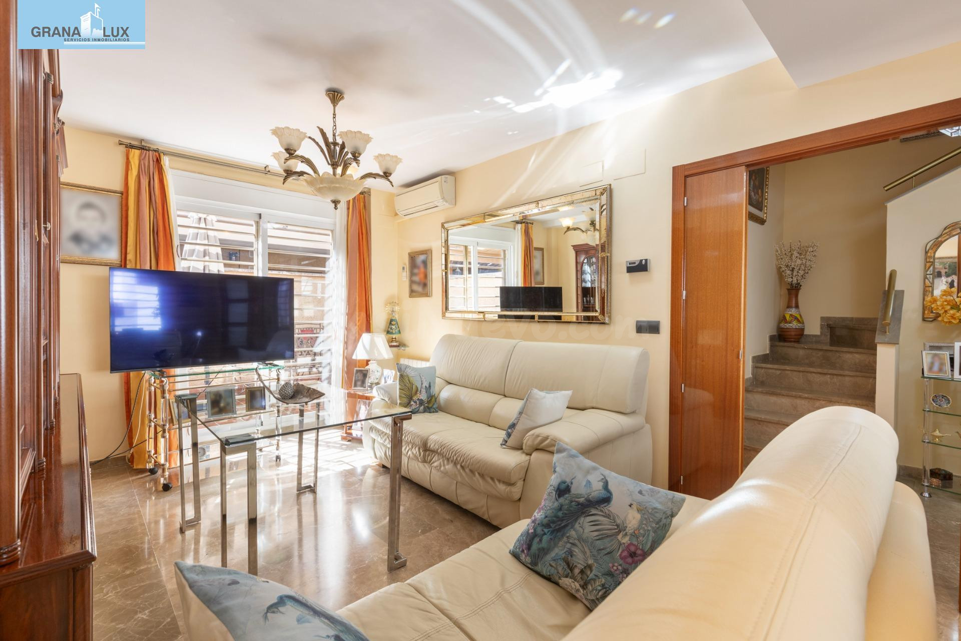 ¡EXCLUSIVA VIVIENDA UNIFAMILIAR CON PATIO PRIVADO EN ARMILLA!