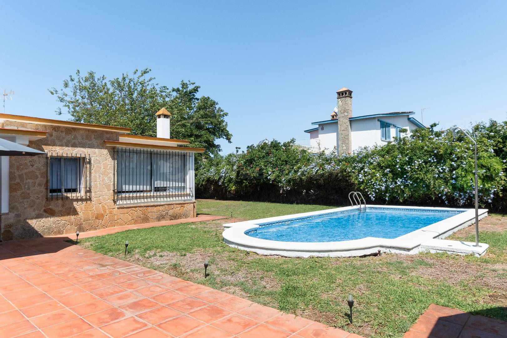 Chalet de una plantaValdelagrana: con jardín, piscina y excelente ubicación