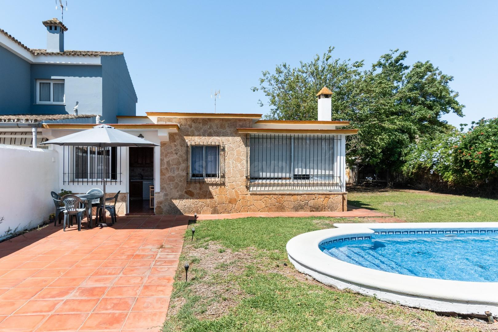 Chalet de una plantaValdelagrana: con jardín, piscina y excelente ubicación - foto 2