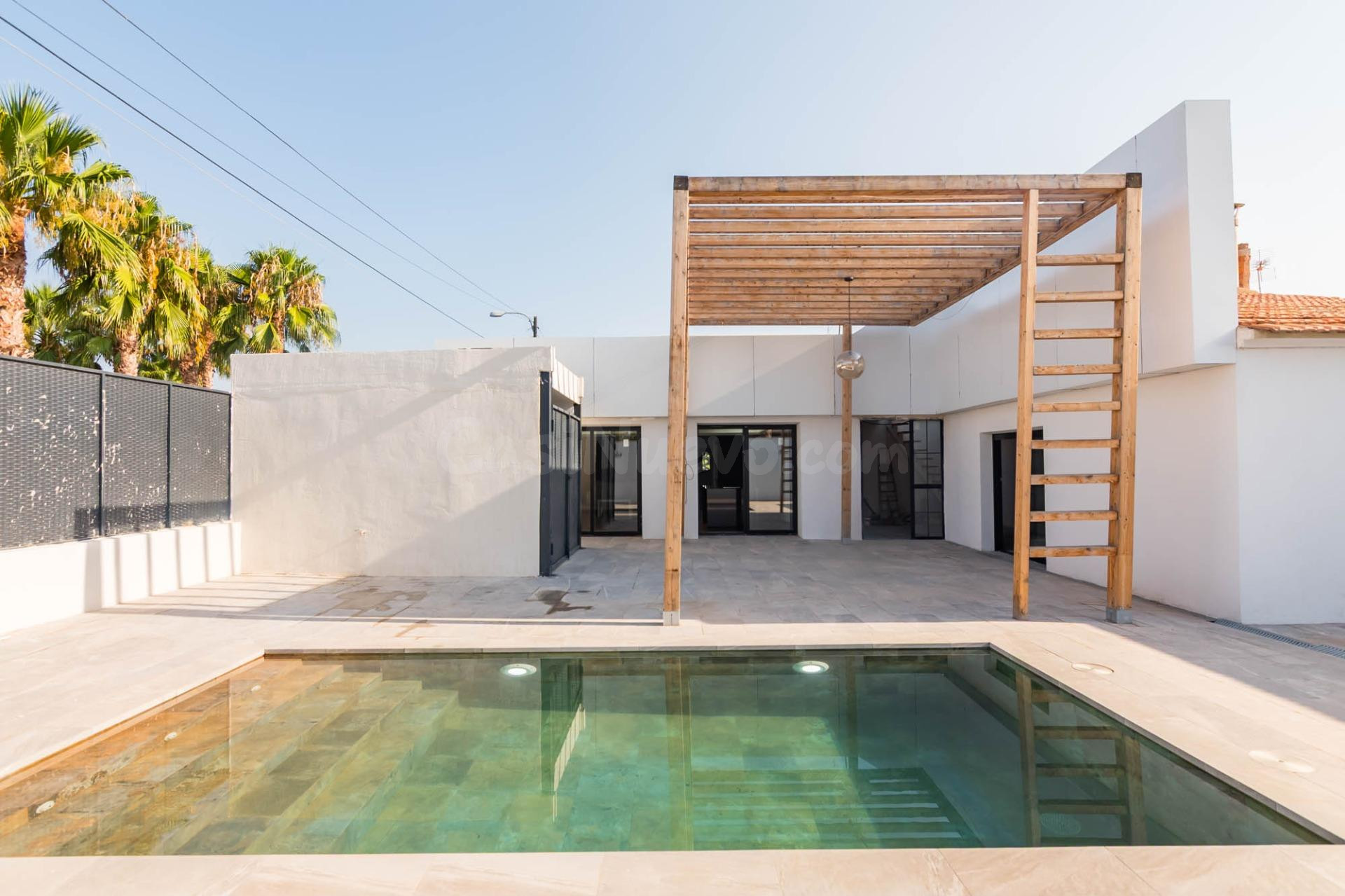CHALET SEMI-INDEPENDIENTE CON PISCINA PRIVADA
