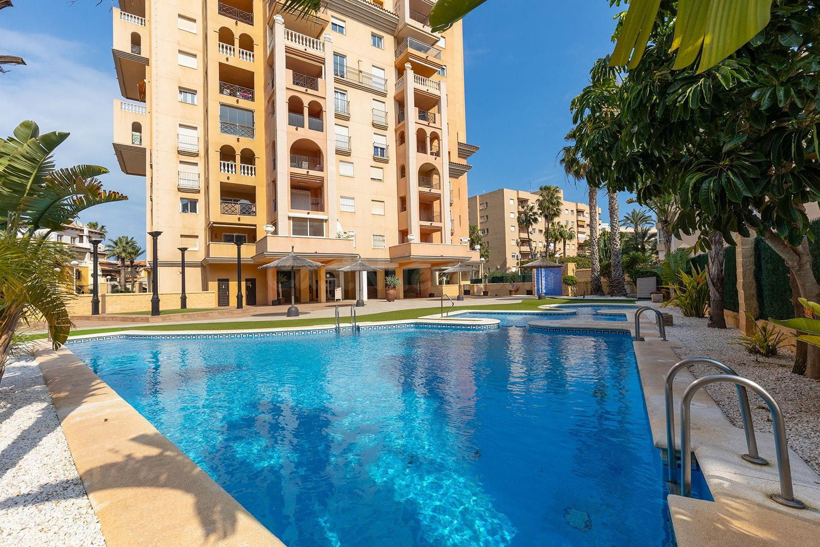 INCREIBLE APARTAMENTO DE 2 DORMITORIOS Y 2 BAÑOS EN ATALAYAS - foto 2
