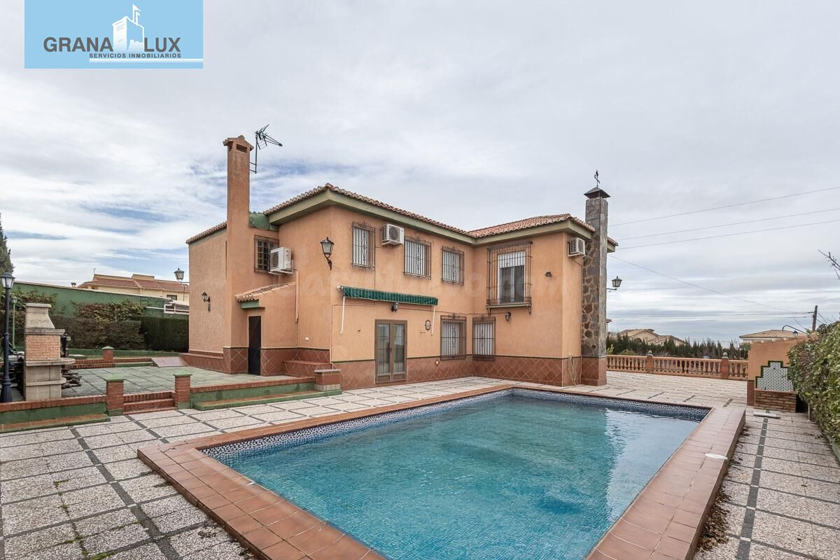 Chalet con piscina y gran parcela en la urbanización Molino 