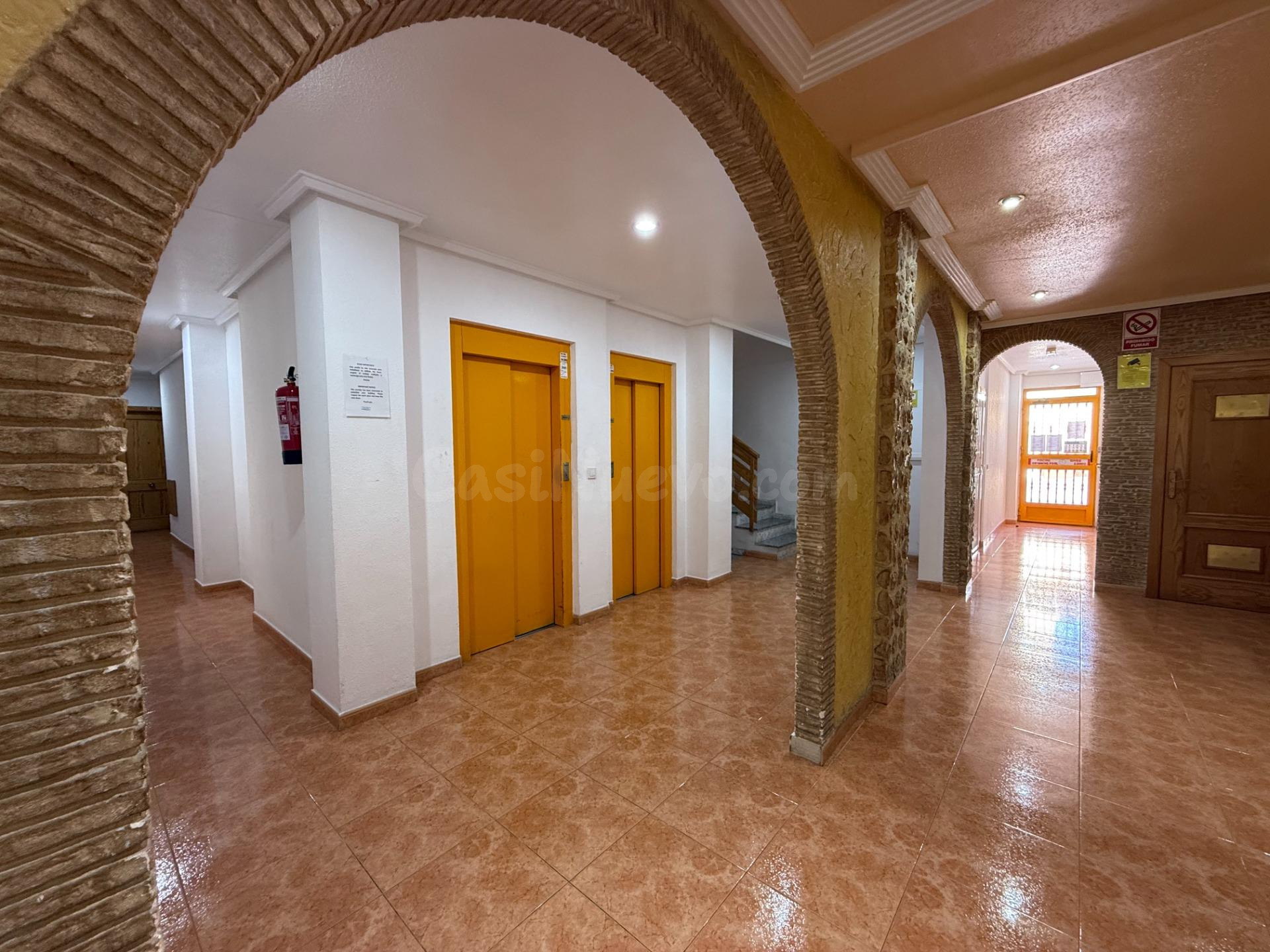 ÁTICO DE 2 DORMITORIOS CON PISCINA COMUNITARIA EN PLENO CENT - foto 2