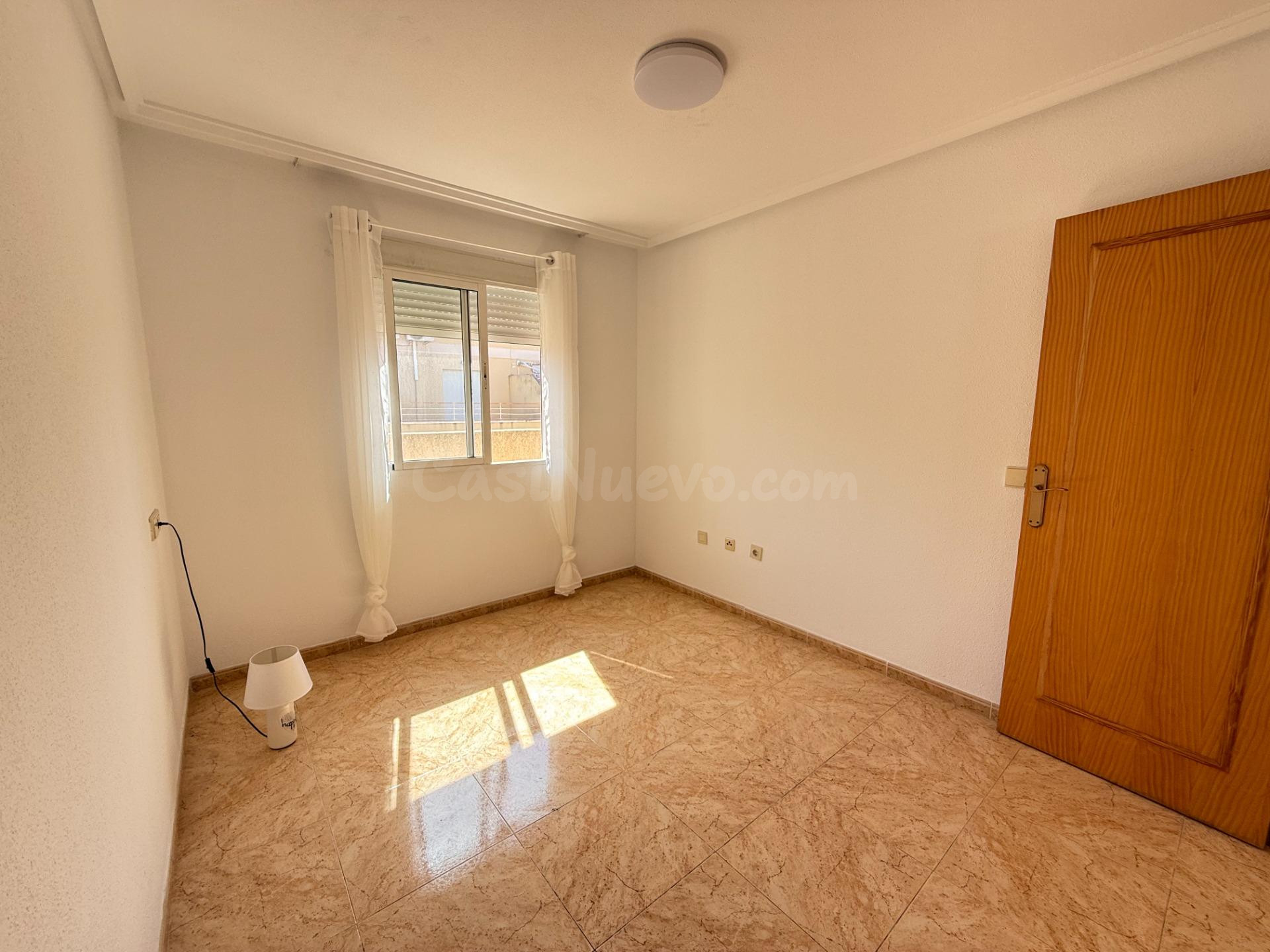 ÁTICO DE 2 DORMITORIOS CON PISCINA COMUNITARIA EN PLENO CENT - foto 4