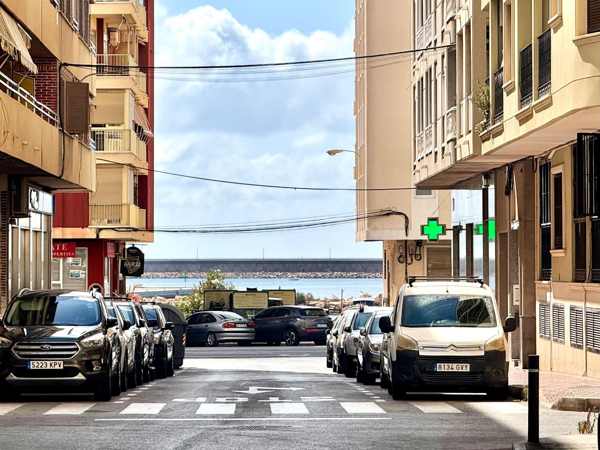 AMPLIO APARTAMENTO CON GARAJE, SOLÁRIUM Y VISTAS LATERALES A