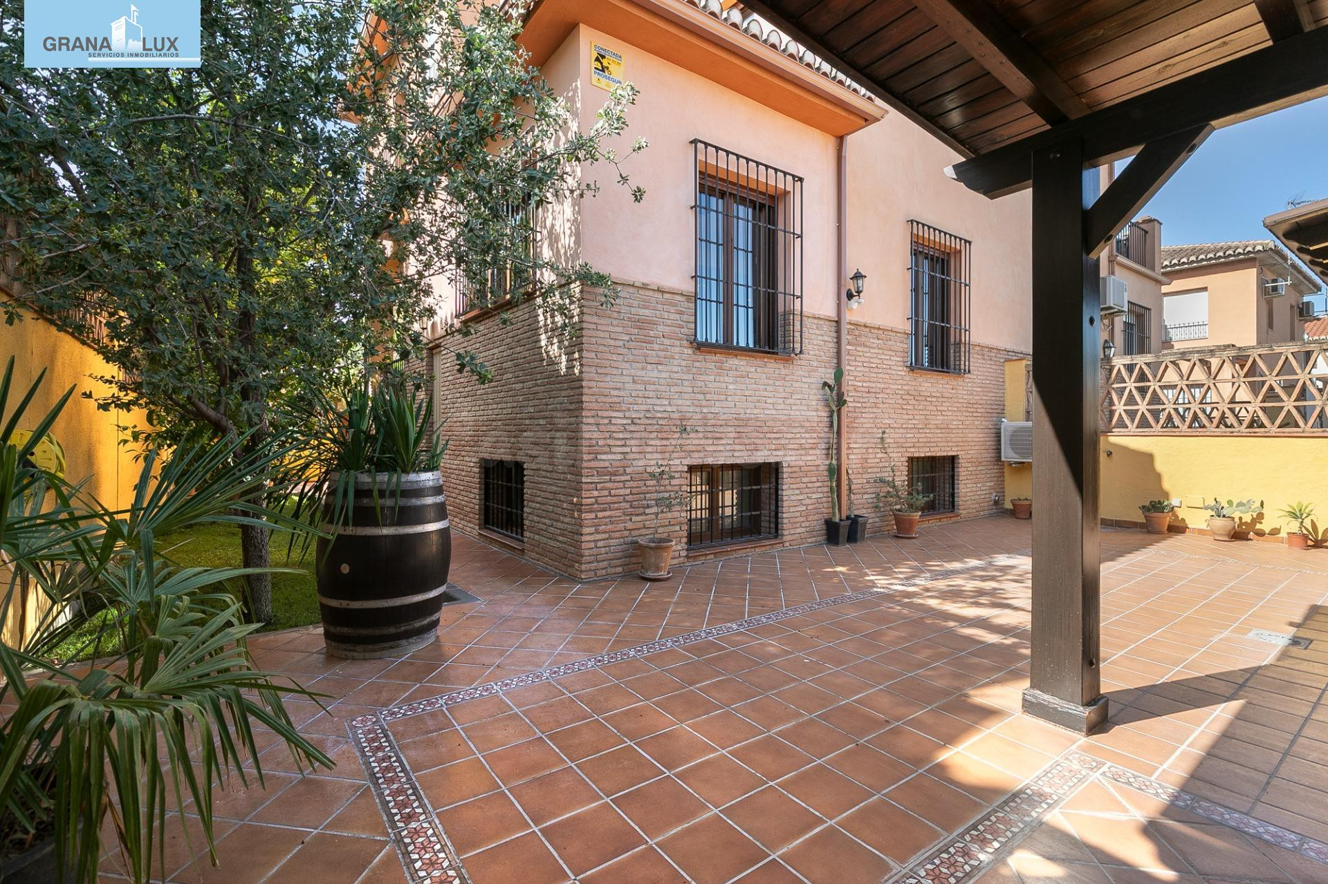 Espectacular vivienda pareada a la entrada a de Jun