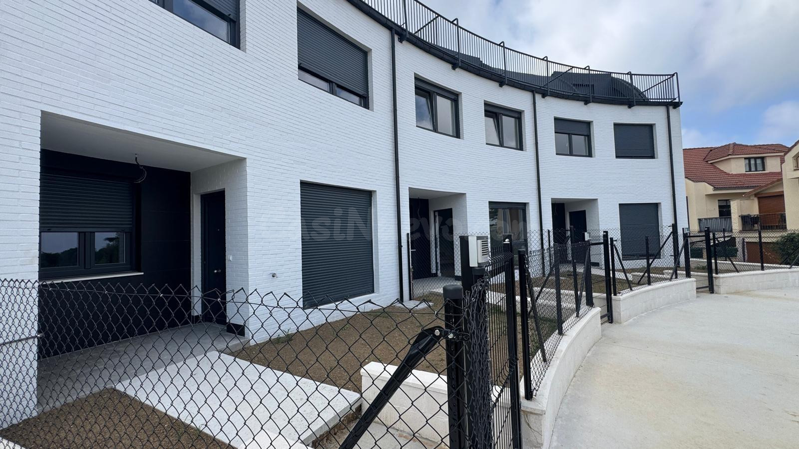 ADOSADO EN LIENCRES, URBANIZACIÓN LA PORTILLA I. A ESTRENAR