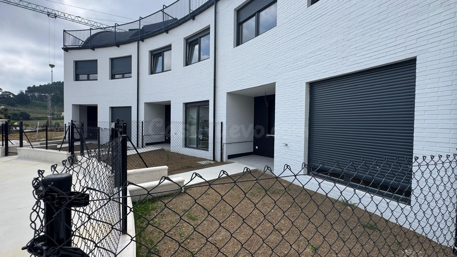 ADOSADO EN LIENCRES, URBANIZACIÓN LA PORTILLA I. A ESTRENAR - foto 2
