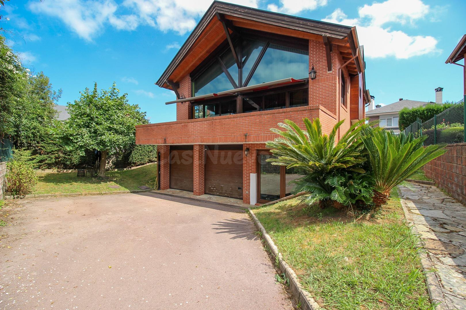 EXCLUSIVO CHALET INDEPENDIENTE EN PARCELA DE 540 M2 EN RESIDENCIAL PINAMAR-SANTA CRUZ DE BEZANA