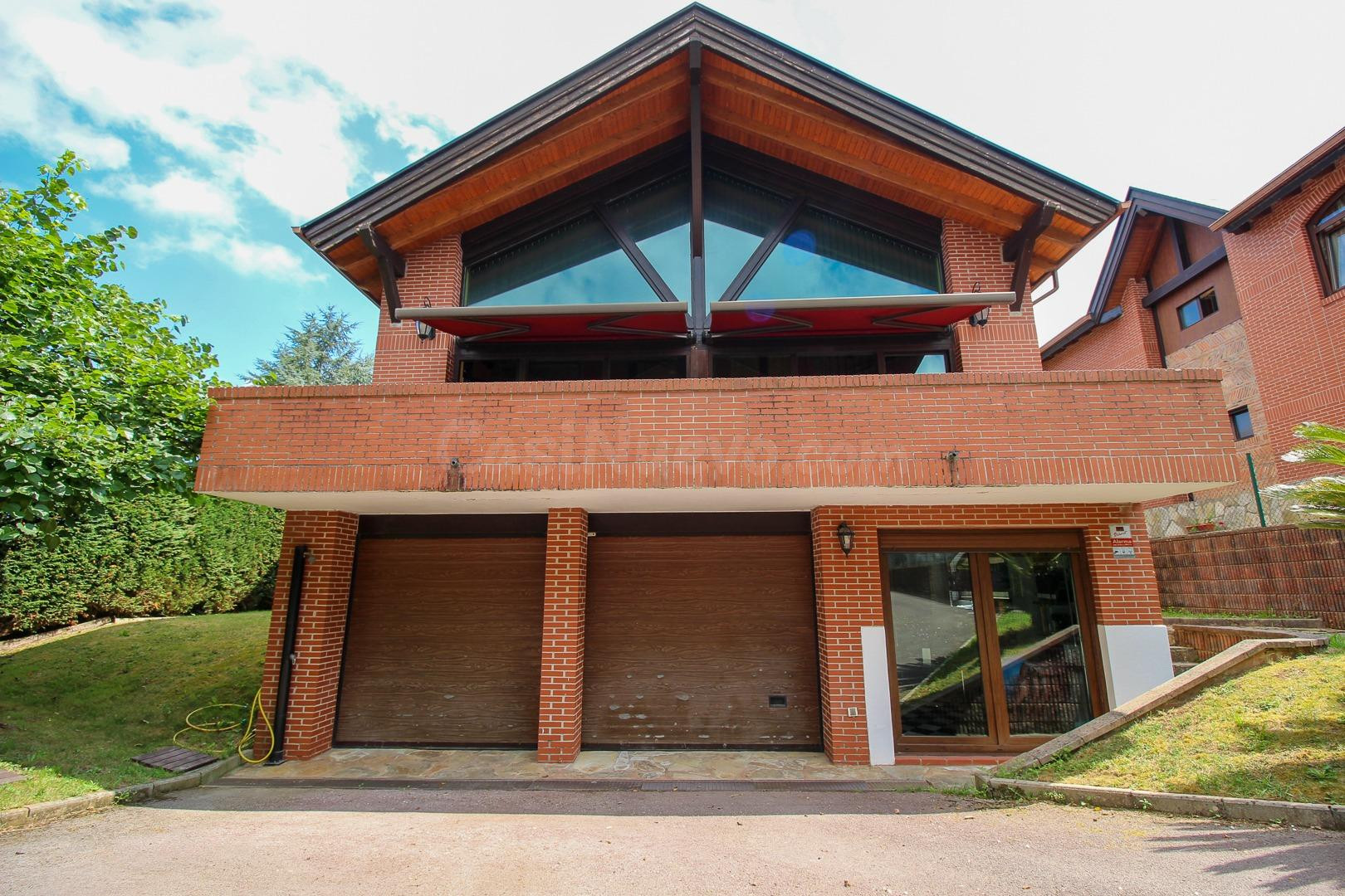 EXCLUSIVO CHALET INDEPENDIENTE EN PARCELA DE 540 M2 EN RESID - foto 2