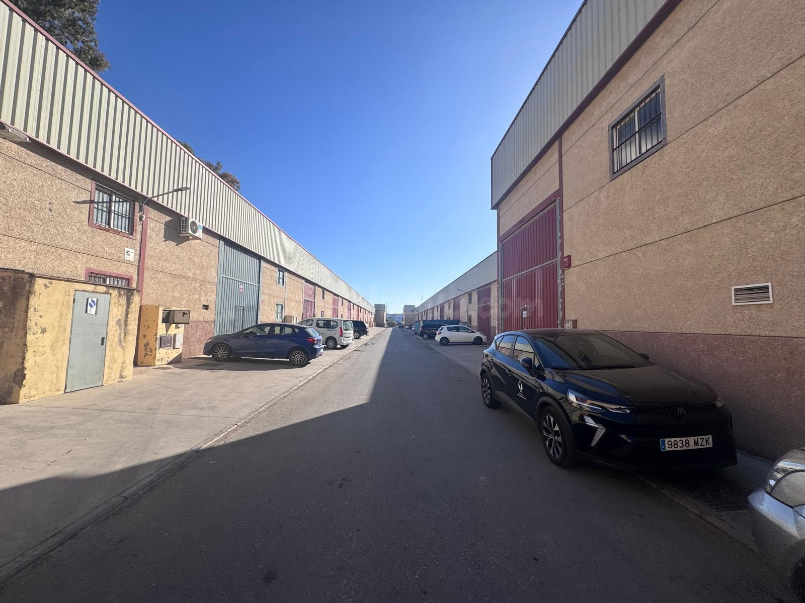 SE VENDEN DOS NAVES UNIDAS EN EL POLIGONO EL PORTAL - foto 2