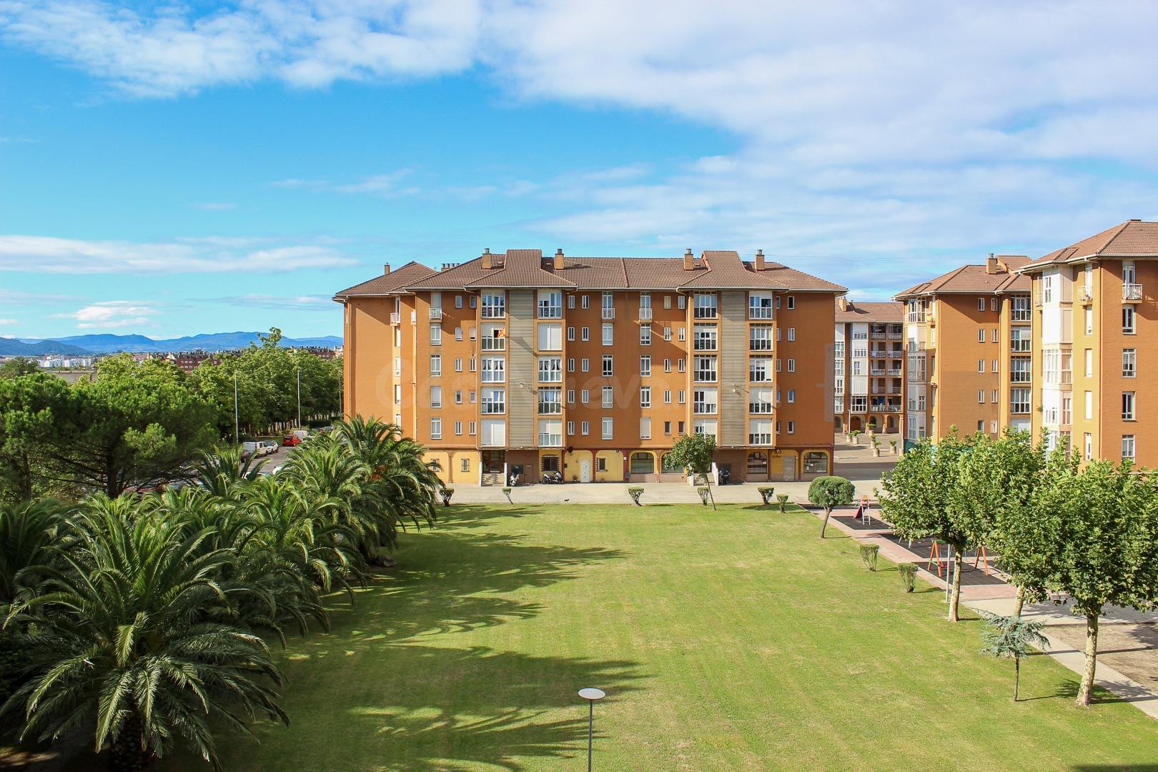 LUMINOSA VIVIENDA CON TERRAZA Y PLAZA DE GARAJE EN PEÑACASTILLO