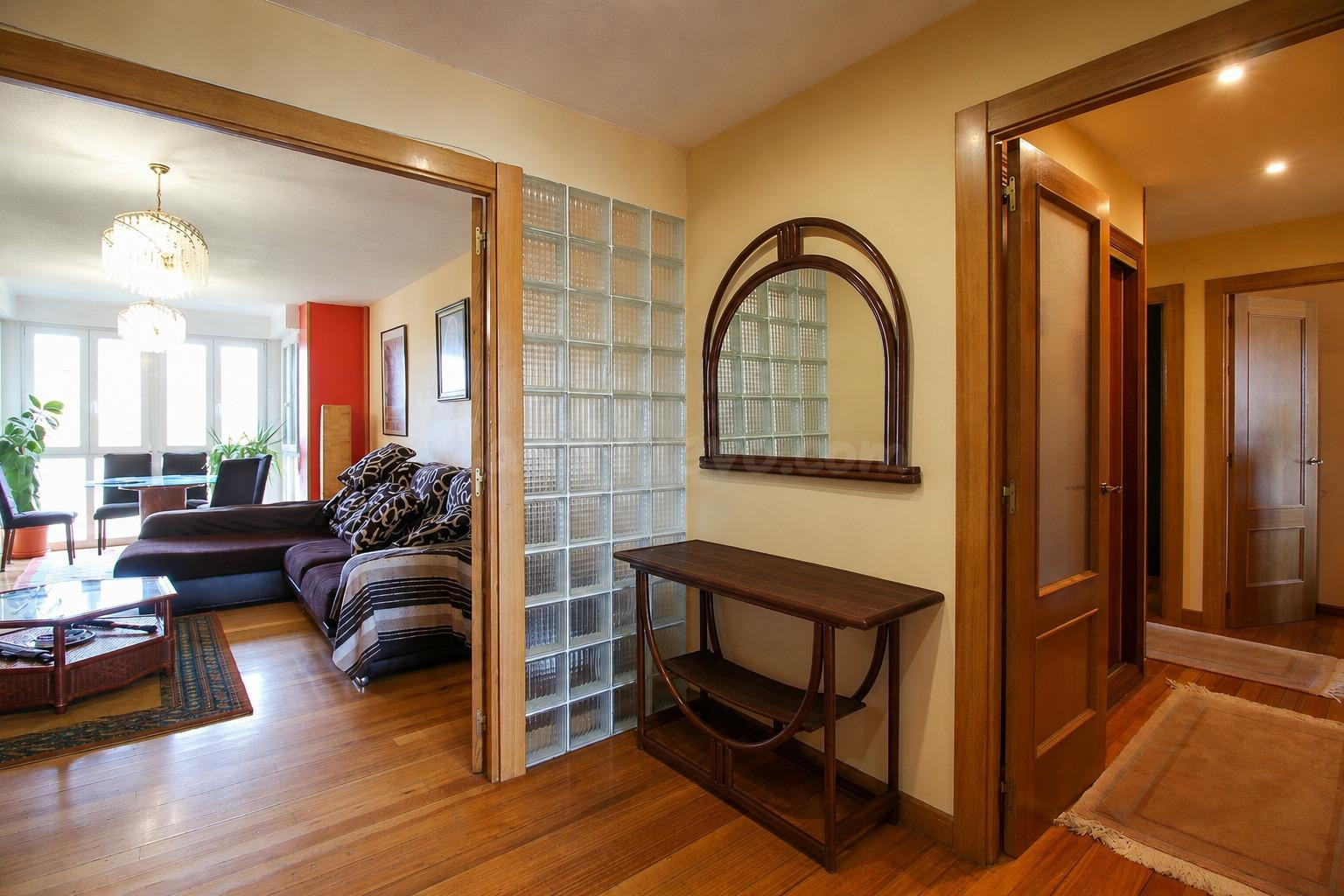 LUMINOSA VIVIENDA CON TERRAZA Y PLAZA DE GARAJE EN PEÑACASTI - foto 4