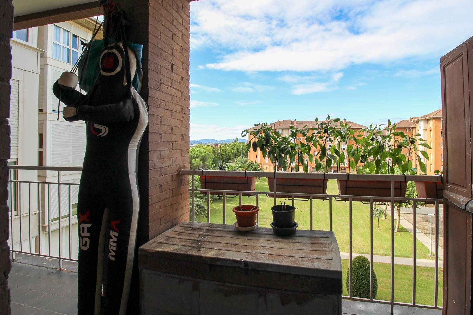 LUMINOSA VIVIENDA CON TERRAZA Y PLAZA DE GARAJE EN PEÑACASTI - foto 5