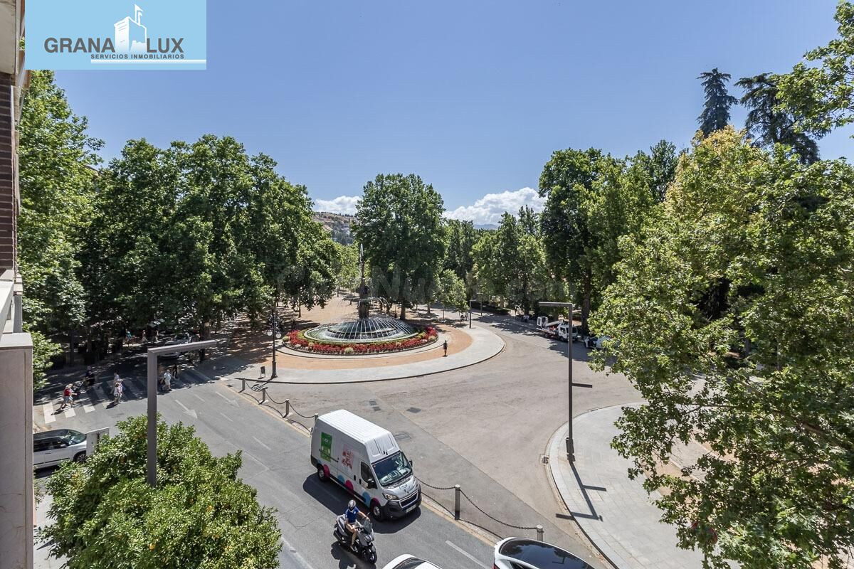 Residencia señorial reformada en la emblemática Carrera de la Virgen, con vistas privilegiadas a la plaza del Humilladero y Sierra Nevada.