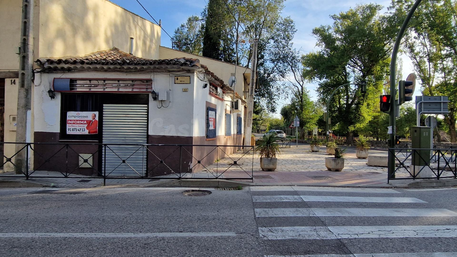 Local en cruce con mucha afluencia de vehículos - foto 2