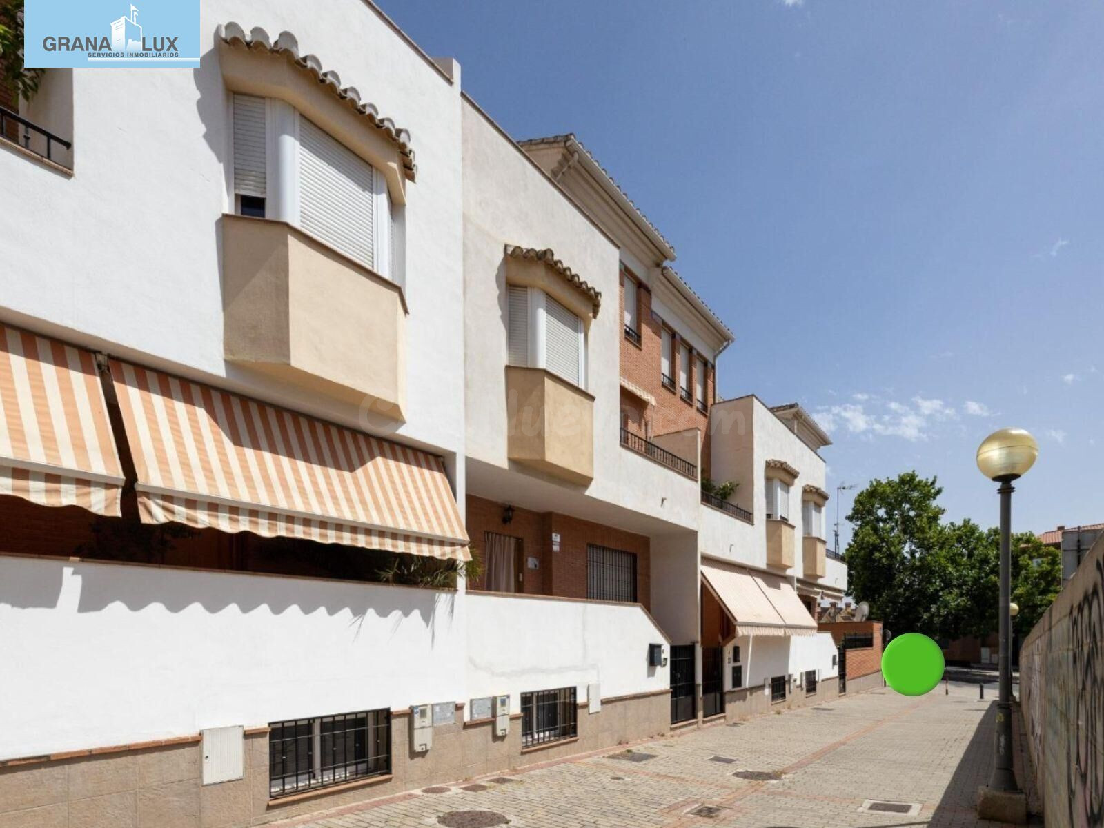 ESPECTACULAR VIVIENDA ADOSADA DE 4 DORMITORIOS CON SÓTANO, TERRAZAS Y PATIO EN GRANADA