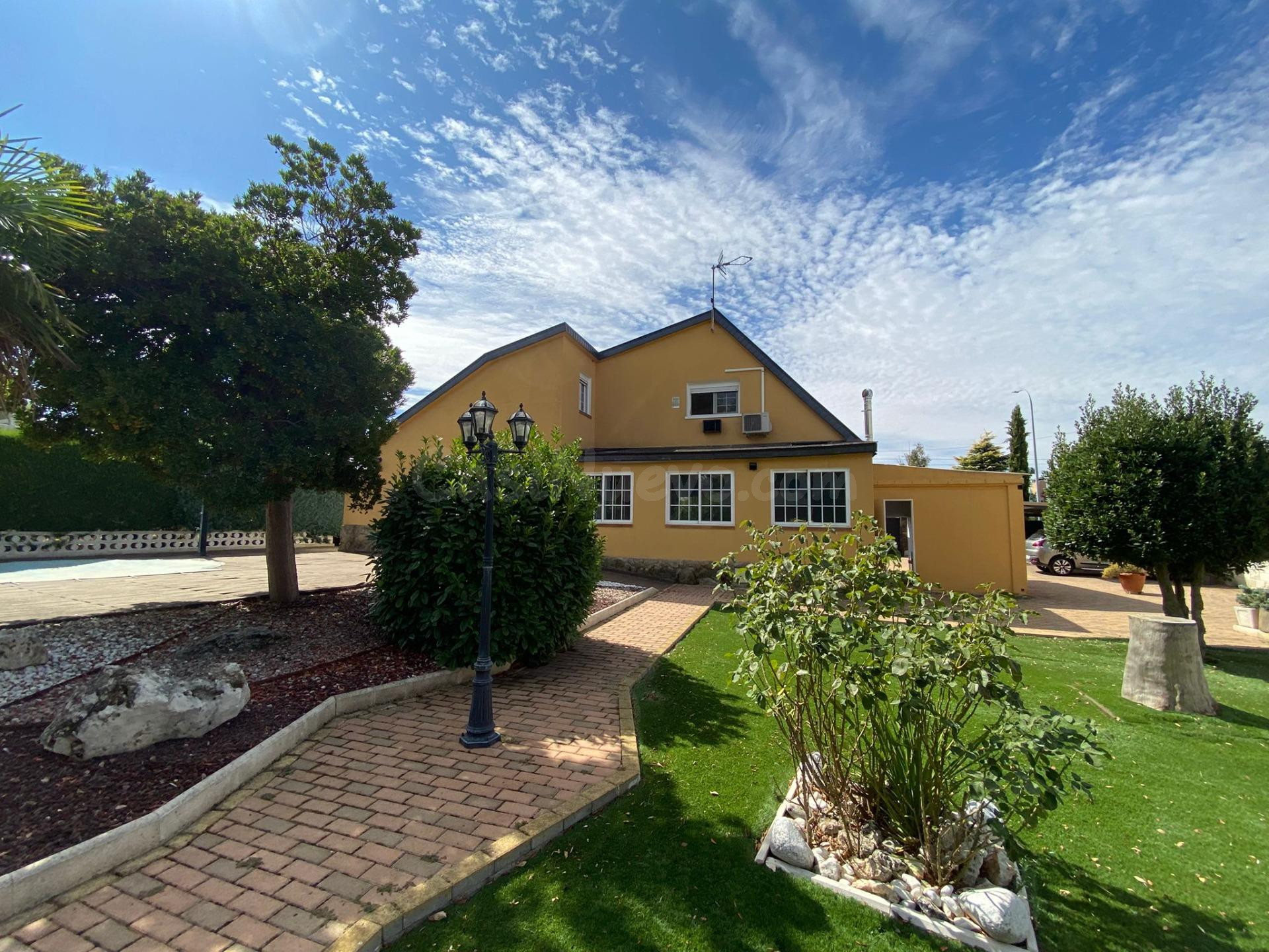Exclusivo chalet de tres plantas con piscina y jardín