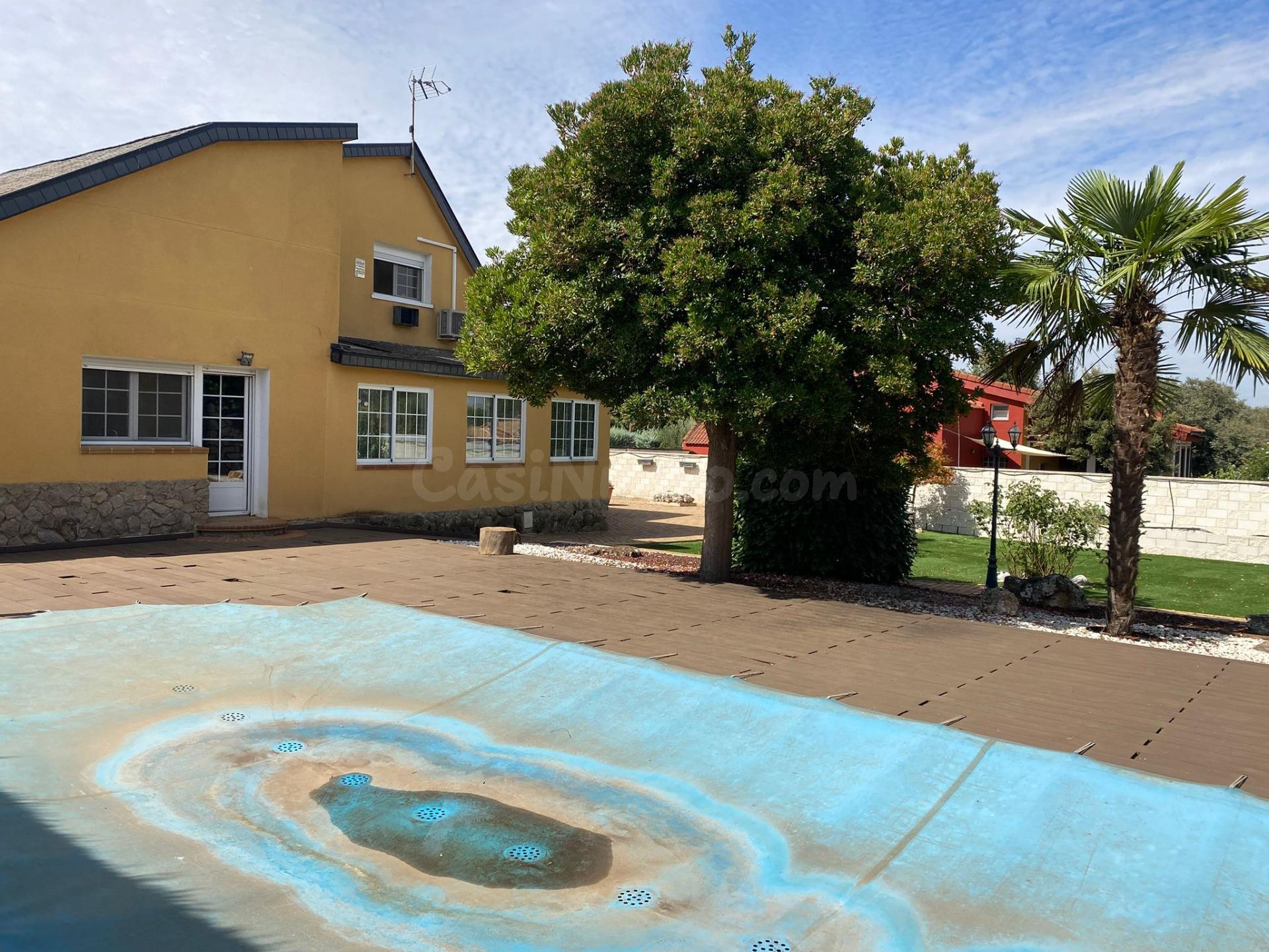 Exclusivo chalet de tres plantas con piscina y jardín - foto 2