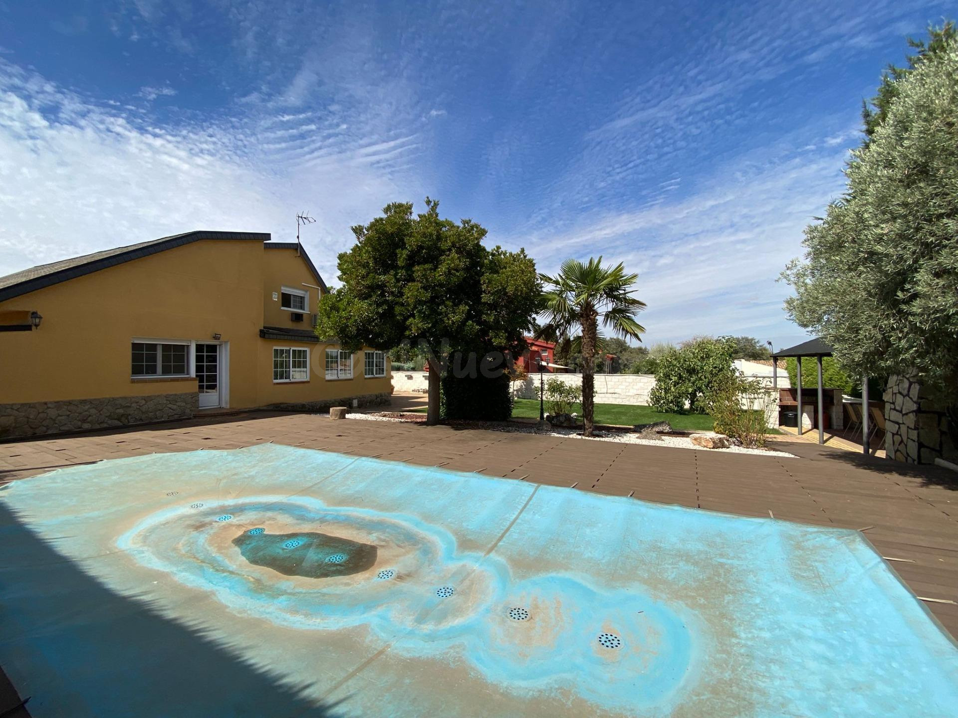 Exclusivo chalet de tres plantas con piscina y jardín - foto 3