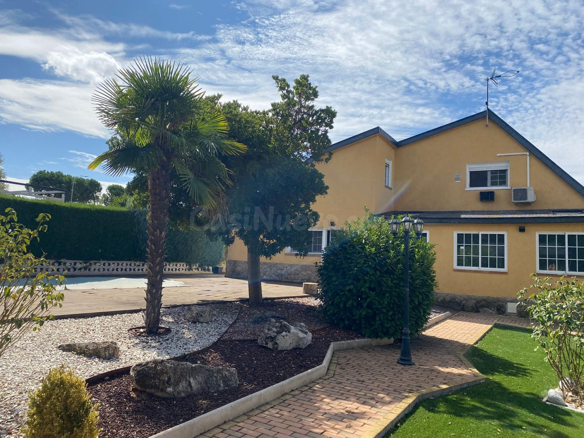 Exclusivo chalet de tres plantas con piscina y jardín - foto 4