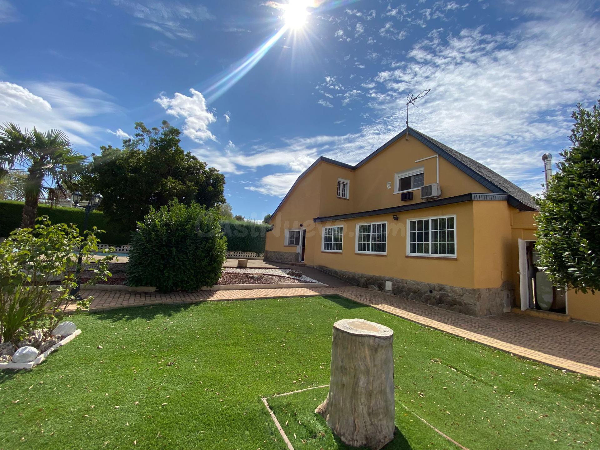 Exclusivo chalet de tres plantas con piscina y jardín - foto 5