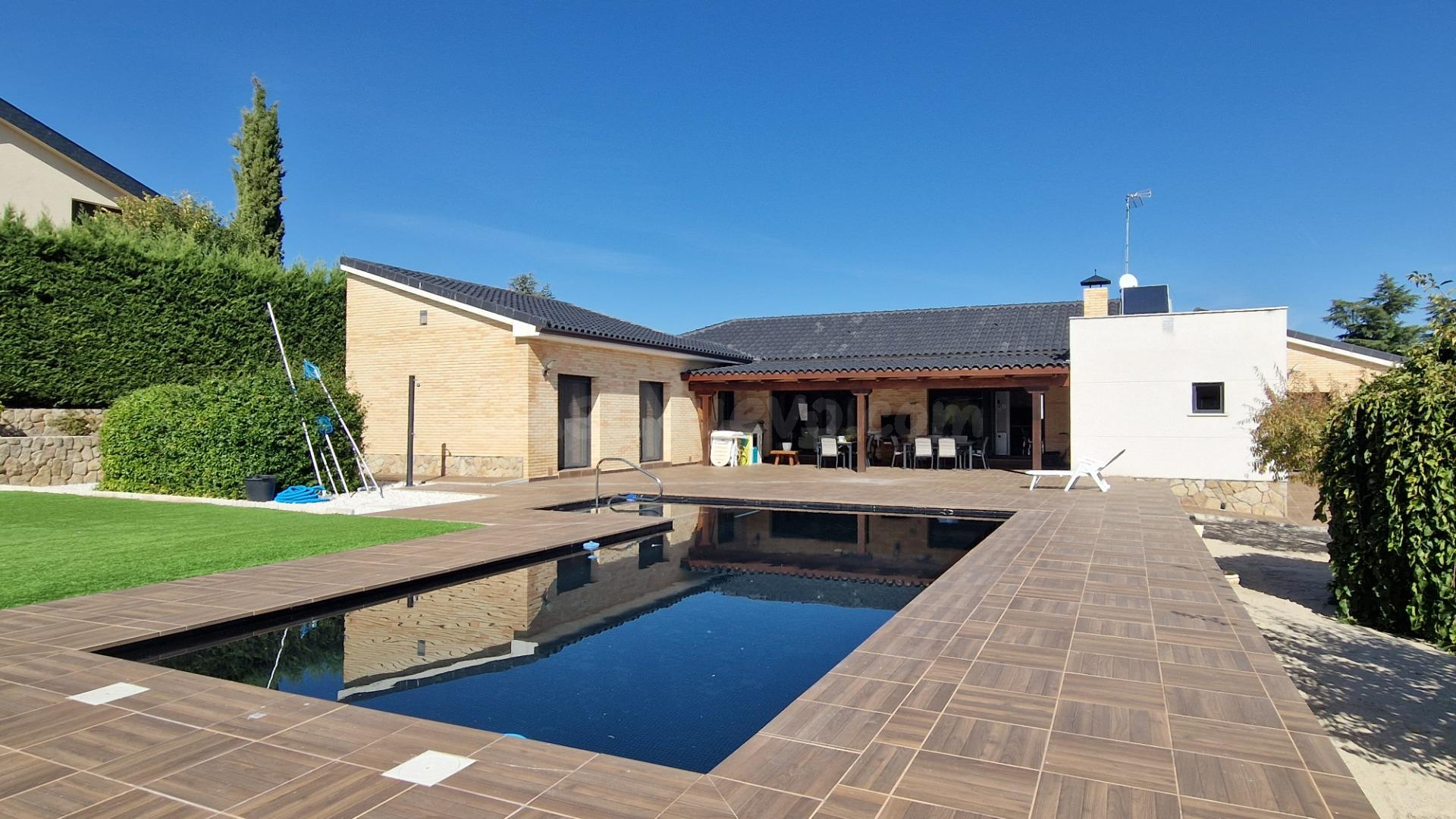 Chalet independiente de una sola planta con piscina y parcel