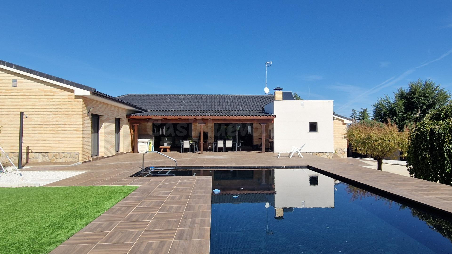 Chalet independiente de una sola planta con piscina y parcel - foto 3