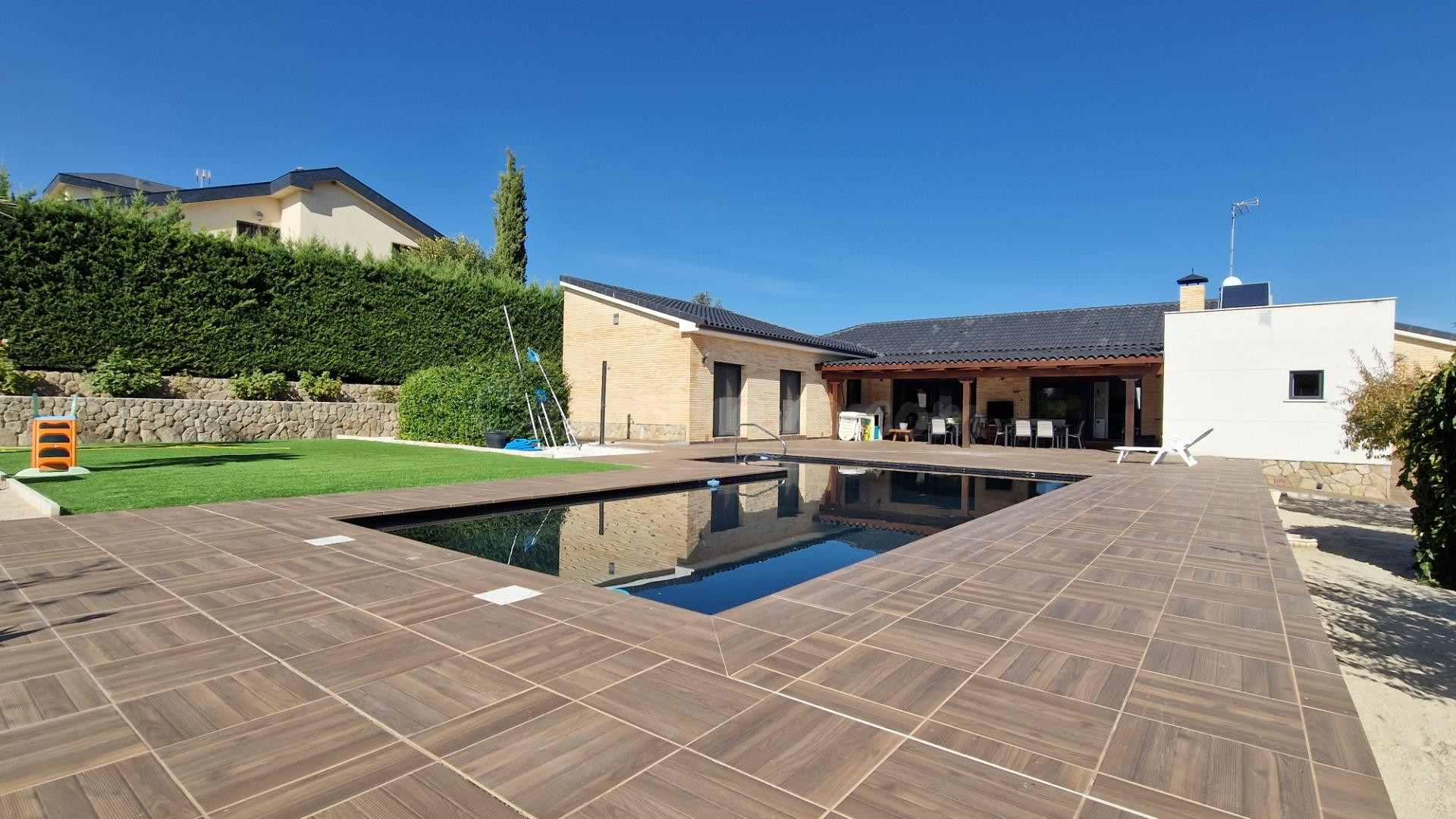Chalet independiente de una sola planta con piscina y parcel - foto 4