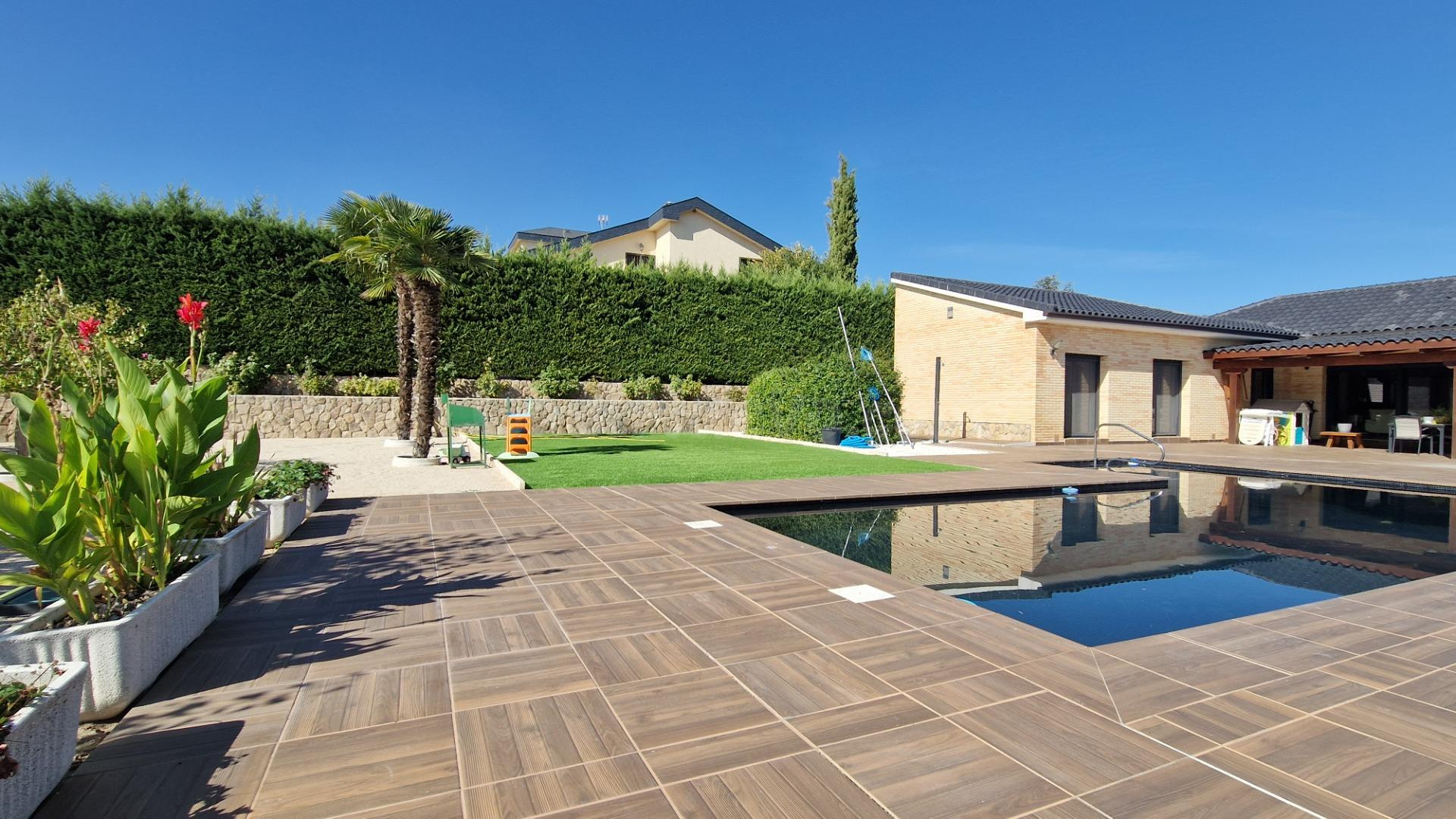 Chalet independiente de una sola planta con piscina y parcel - foto 5