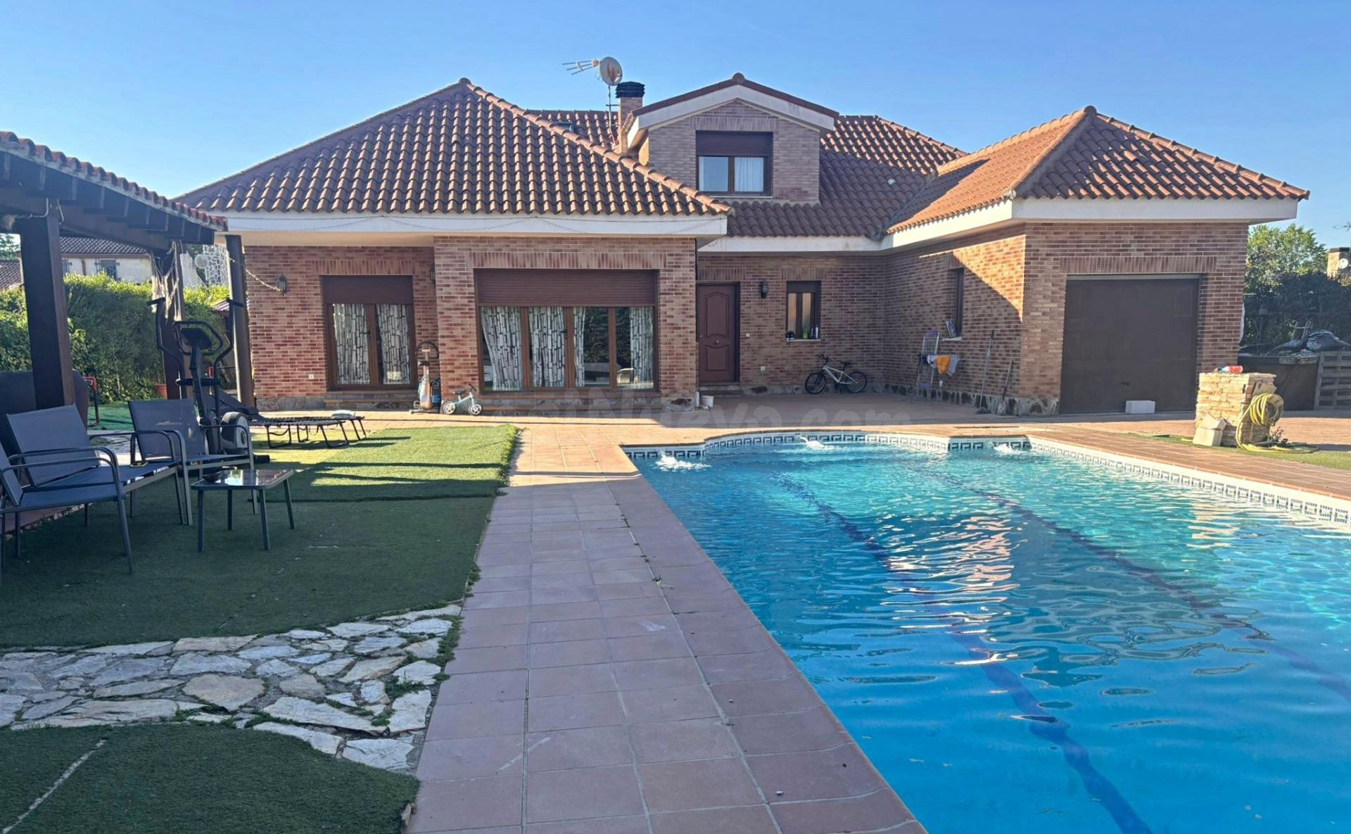 Chalet con piscina y gran porche de madera para ocio