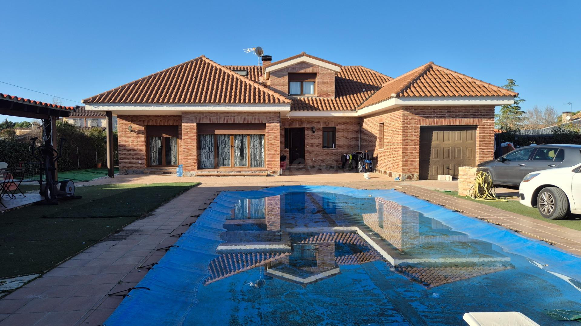 Chalet con piscina y gran porche de madera para ocio - foto 2
