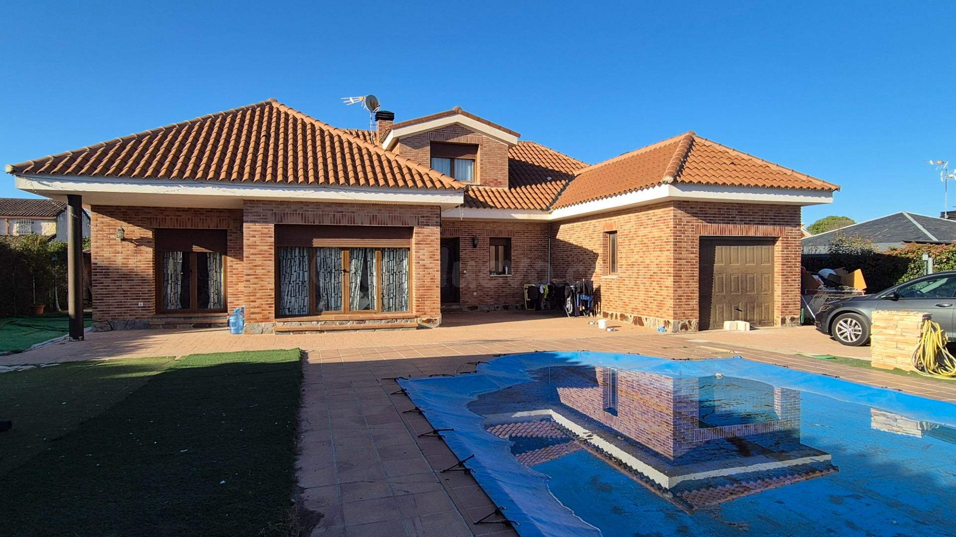 Chalet con piscina y gran porche de madera para ocio - foto 3