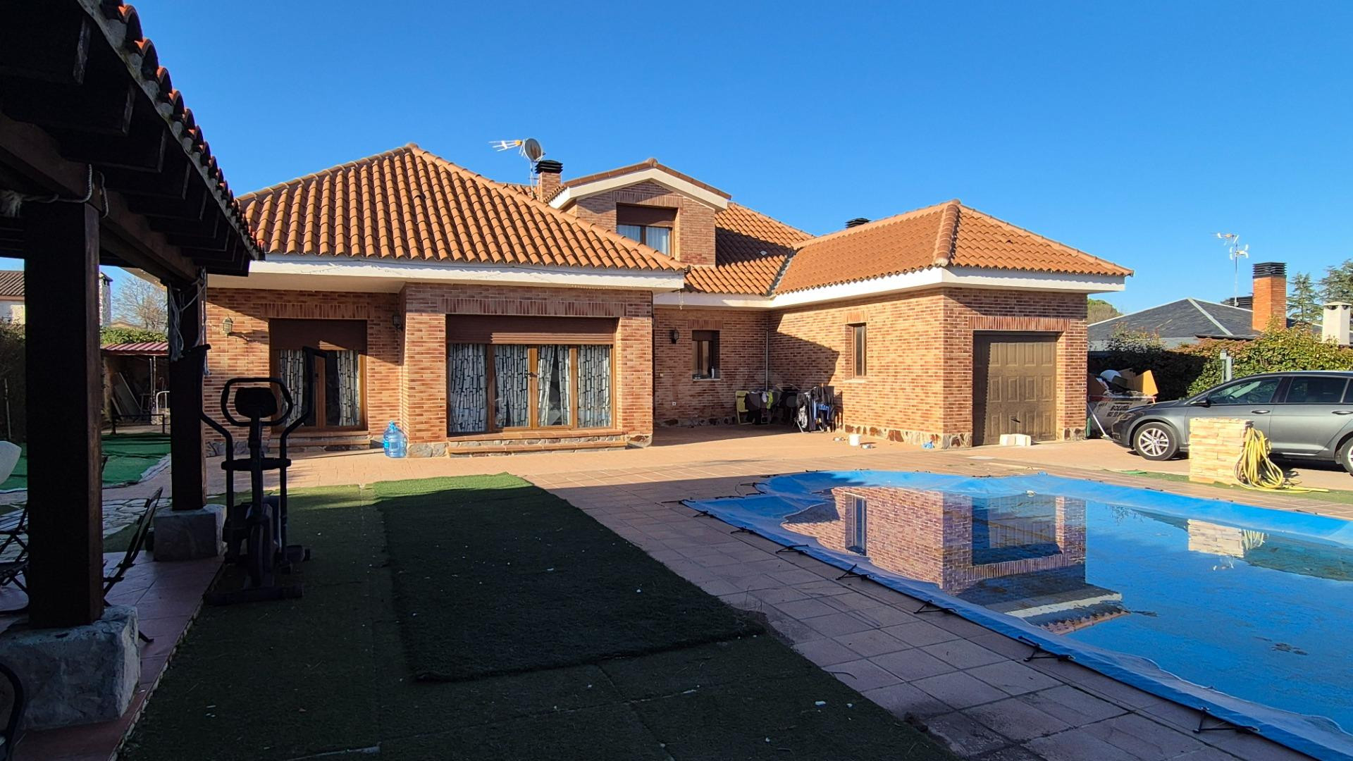 Chalet con piscina y gran porche de madera para ocio - foto 4
