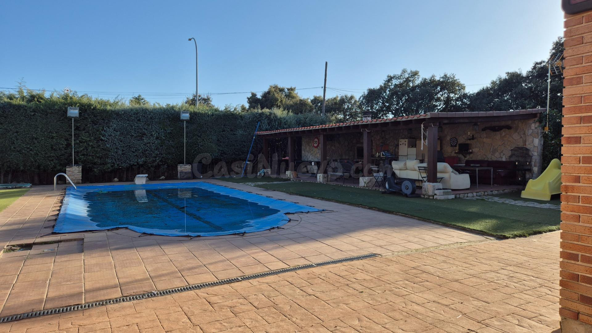 Chalet con piscina y gran porche de madera para ocio - foto 5