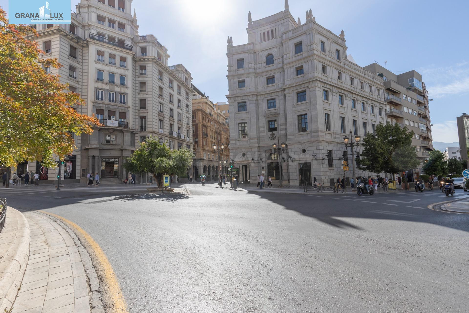 EXCLUSIVA VIVIENDA SEÑORIAL EN ANGEL GANIVET, EN PLENO CORAZON DE GRANADA