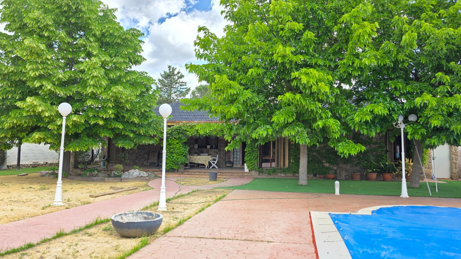 Chalet con piscina en Eurovillas - foto 2