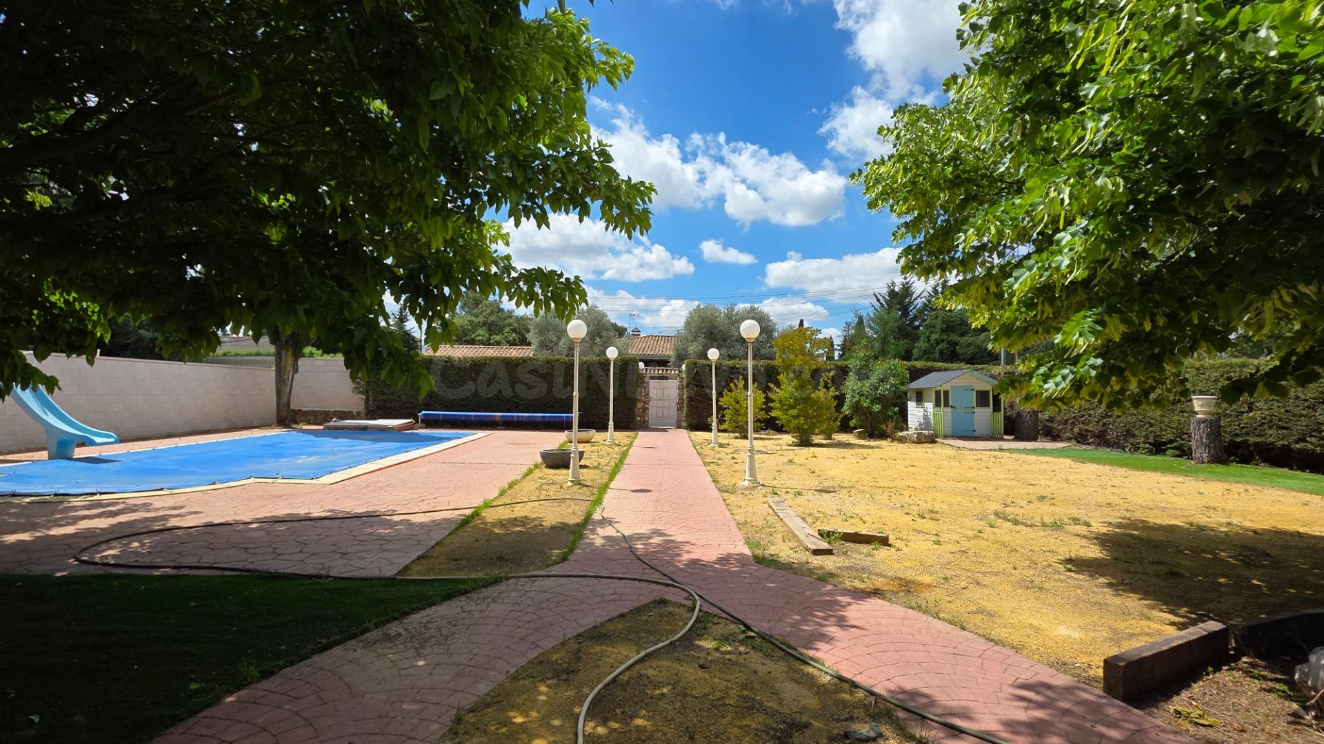 Chalet con piscina en Eurovillas - foto 3